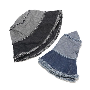 Chapeau bob en denim patchwork avec bords effilochés en blocs de couleurs bleu et gris