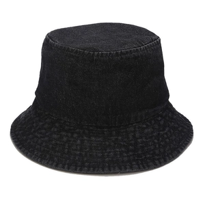 Détail du chapeau bob en denim noir délavé montrant la texture vintage et les coutures