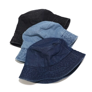 Bobs en denim style japonais en noir, bleu clair et bleu foncé avec finition délavée