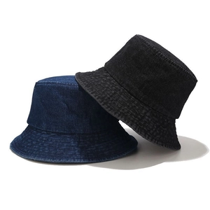 Détails des bobs en denim bleu et noir montrant le bord surpiqué et le tissu de qualité