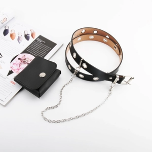 Detailansicht eines schwarzen Punk-Ösengürtels mit Silberkette und kleiner Tasche