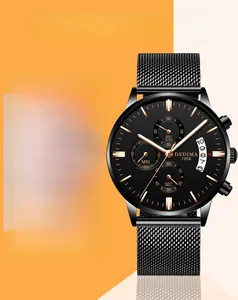 Détail du chronographe noir avec trois sous-cadrans et bracelet en maille milanaise acier