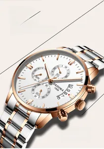 Gros plan du cadran du chronographe avec accents en or rose et guichet de date