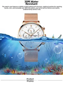 Détail d'une montre homme étanche en or rose immergée avec des bulles d'eau