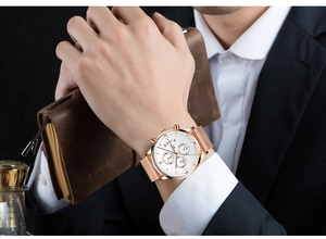 Détail de la montre à bracelet en maille or rose avec cadran chronographe blanc chic