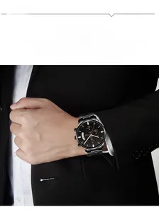 Détail de la montre à quartz multifonction avec bracelet en acier noir et cadrans lumineux