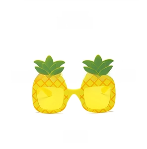 Nahaufnahme der lustigen gelben Ananas-Partybrille mit grünem Blattdekor und Gläsern