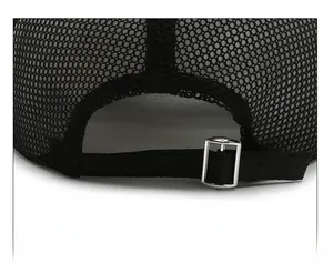Boucle en métal argenté réglable et détail de maille respirante sur casquette noire