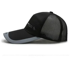 Détail de la maille noire respirante et du lettrage sportif latéral sur la casquette de sport