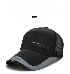 Détail de la casquette de baseball noire avec bord gris et maille respirante