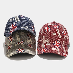 Vue détaillée de trois casquettes en coton avec le drapeau britannique Union Jack en couleurs