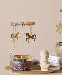 Detail eines rotierenden Kerzenhalters mit goldenen Einhörnern und lila Basis
