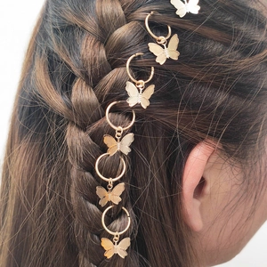 Detailansicht von goldenen Schmetterling Haarringen für Zöpfe, stilvolles Haarzubehör.