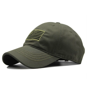 Détail de la casquette camouflage vert armée avec écusson drapeau américain brodé