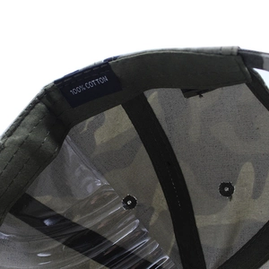 Vue intérieure de casquette camouflage montrant le coton à 100% et les coutures renforcées