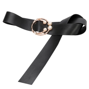 Ceinture élégante en cuir noir avec boucle dorée ronde et trois perles blanches sur fond blanc