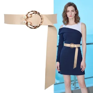 Ceinture large femme en similicuir beige avec boucle dorée à double anneau et perles