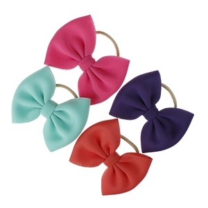 Lot de quatre grands bandeaux à nœuds colorés pour bébés avec élastiques souples.