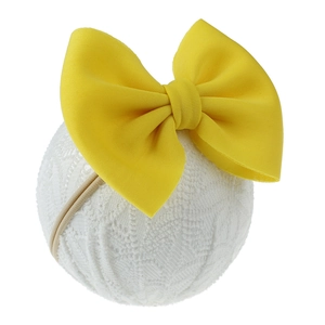 Vue détaillée d'un bandeau à nœud jaune vif sur un support avec élastique en nylon