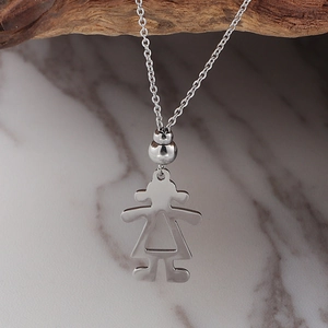 Collier en acier inoxydable argenté avec pendentif silhouette de fille sur marbre