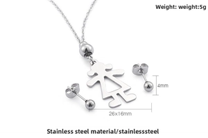 Détail de parure bijoux en acier inoxydable avec pendentif fillette ajouré et puces d'oreilles