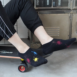 Men's low-cut invisible boat socks in black cotton with colorful splatter paint patterns