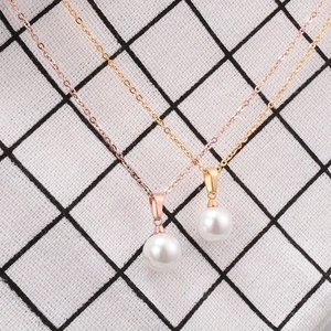 Elegant pearl pendant necklace in rose gold and yellow gold with polished finish