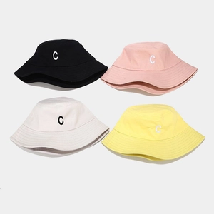 Set di quattro cappelli alla pescatora in cotone con lettera C ricamata in vari colori