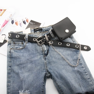 Punk-Stil schwarzer Gürtel mit Silberkette und abnehmbarer Tasche auf Jeans