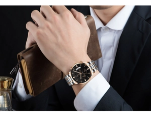 Gros plan d'une montre chronographe de luxe avec bracelet en acier argenté et or rose