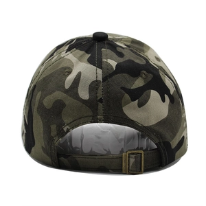 Casquette de baseball camouflage avec boucle en métal bronze réglable vue de l'arrière