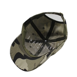 Vue intérieure détaillée d'une casquette camouflage avec tissu coton et boucle métal
