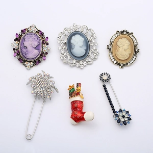 Vintage Cameo Brooch Pin For Women Rhinestone Enamel Christmas Sock Flower Safety Pin Fashion Accessory Jewelry Gift