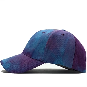 Detailansicht der lila-blauen Tie-Dye-Baseballkappe mit gebogenem Schirm und Baumwollgewebe