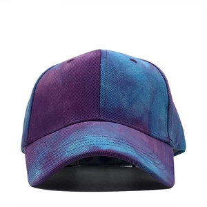 Detail des lila-blauen Batikmusters auf einer 6-Panel Twill-Baumwolle Baseballkappe
