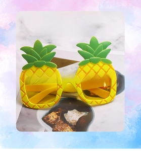 Detailansicht von Ananas-Partybrillen mit gelben Rahmen und grünen Blättern