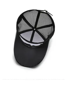 Vue interne d'une casquette de baseball noire avec bandeau et boucle réglable