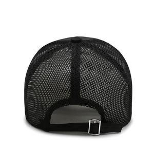 Vue arrière de la casquette trucker noire en maille aérée avec boucle en métal réglable