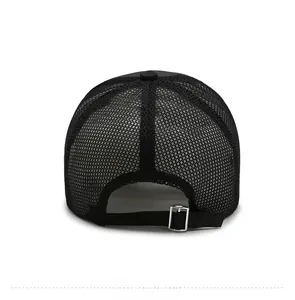 Détail arrière d'une casquette de camionneur en maille noire avec boucle en métal argenté
