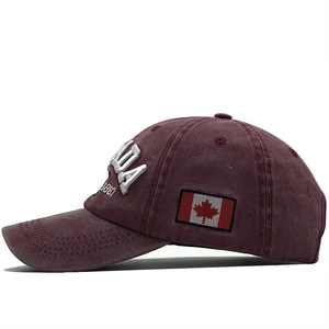 Dettaglio della bandiera canadese ricamata sul lato di un berretto da baseball in cotone bordeaux