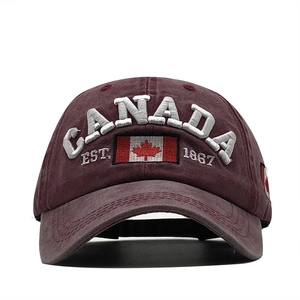 Dettaglio del cappellino bordeaux in cotone con ricamo CANADA 3D e bandiera