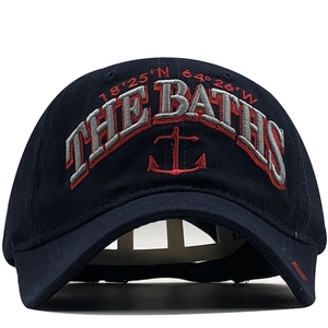Detail der 3D-Stickerei mit THE BATHS Text und Anker auf marineblauer Baseballkappe