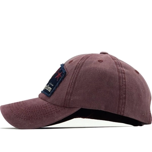 Vue latérale de la casquette de baseball bordeaux vintage en coton délavé avec écusson étoile