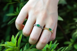 Retro emerald gemstone open rings with micro-set zircon and chain-style metal bands