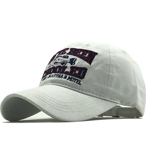 Berretto da baseball in cotone beige con ricamo vintage di pesci e visiera curva