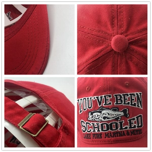 Dettaglio del cappellino rosso con ricamo Schooled e fibbia metallica regolabile