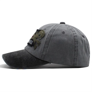 Verwaschene graue Baseballkappe mit Totenkopf-Stickerei und schwarzem Schirm im Vintage-Stil