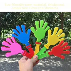 Detalle de una mano de aplauso colorida de 19 cm para animar en eventos deportivos y juegos