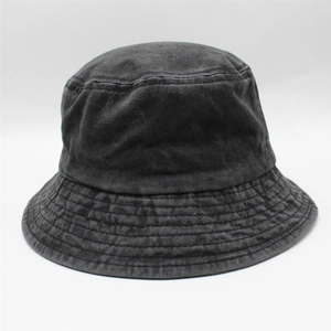 Détail d'un chapeau bob en denim noir délavé avec plusieurs rangées de coutures sur le bord