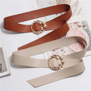 Détail de ceintures en cuir PU marron et beige avec boucles dorées ornées de perles chic
